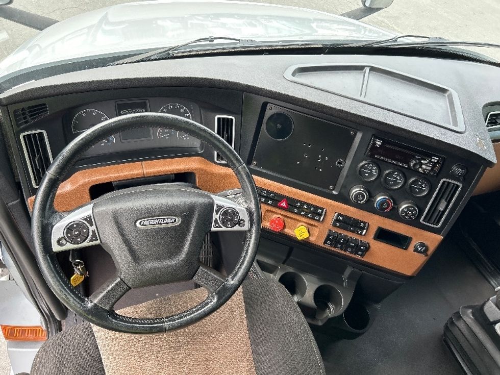 Sleeper Tractor-Heavy Duty Tractors-Freightliner-2021-T12664ST-Ottawa-ON-829,204\n\t\tkm-$ 77,000 - Image 11