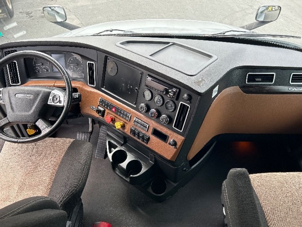 Sleeper Tractor-Heavy Duty Tractors-Freightliner-2021-T12664ST-Ottawa-ON-829,204\n\t\tkm-$ 77,000 - Image 12