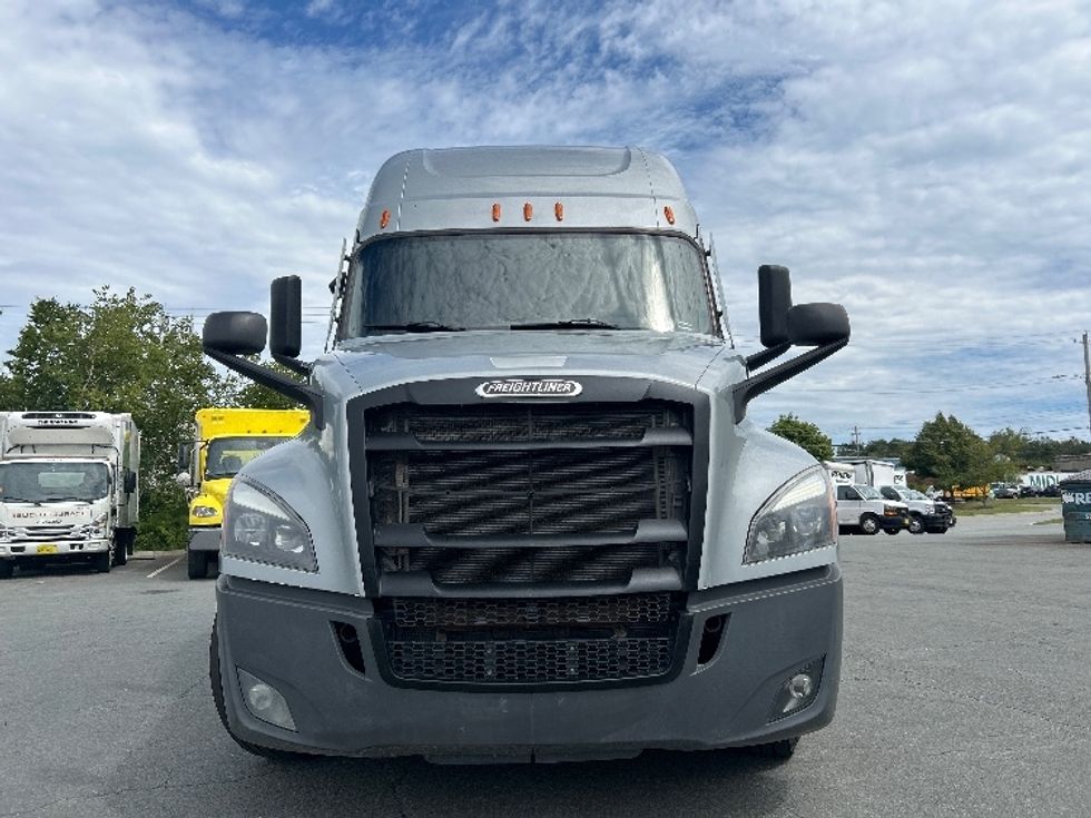 Sleeper Tractor-Heavy Duty Tractors-Freightliner-2021-T12664ST-Ottawa-ON-829,204\n\t\tkm-$ 77,000 - Image 2