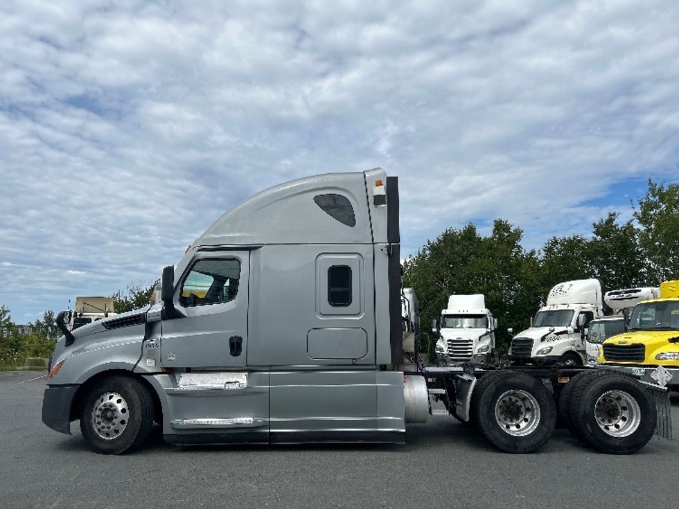 Sleeper Tractor-Heavy Duty Tractors-Freightliner-2021-T12664ST-Ottawa-ON-829,204\n\t\tkm-$ 77,000 - Image 4