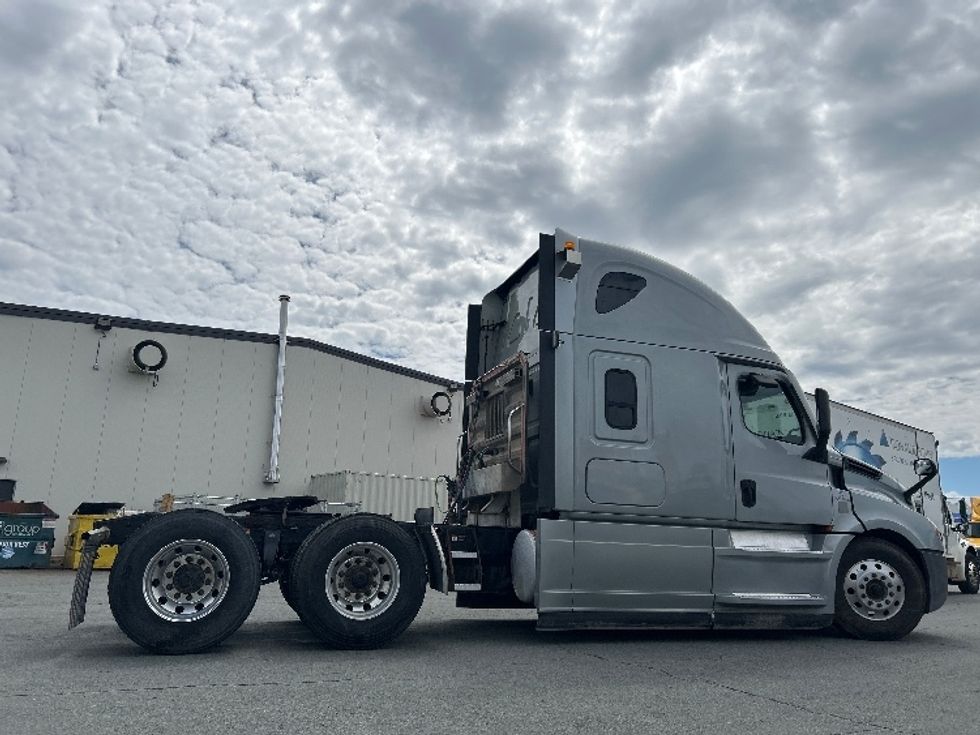 Sleeper Tractor-Heavy Duty Tractors-Freightliner-2021-T12664ST-Ottawa-ON-829,204\n\t\tkm-$ 77,000 - Image 8