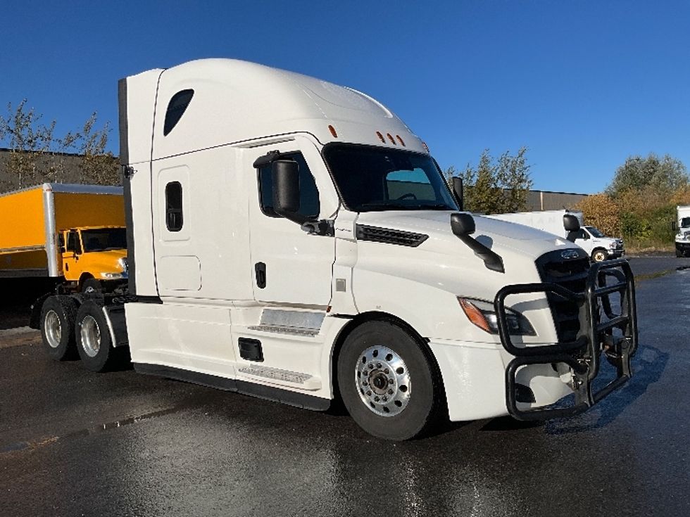 Sleeper Tractor-Heavy Duty Tractors-Freightliner-2021-T12664ST-Ottawa-ON-881,973\n\t\tkm-$ 83,750 - Image 1
