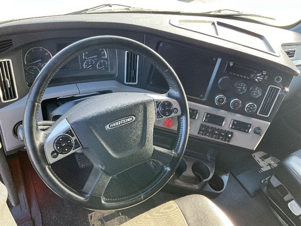 Sleeper Tractor-Heavy Duty Tractors-Freightliner-2021-T12664ST-Ottawa-ON-881,973\n\t\tkm-$ 83,750 - Image 11