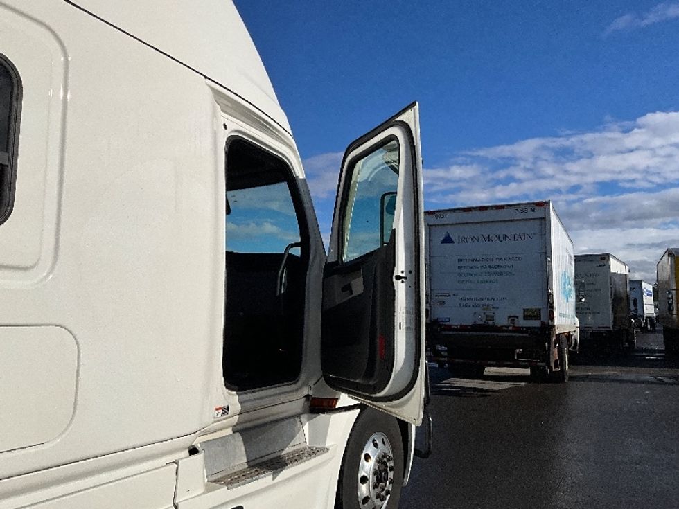 Sleeper Tractor-Heavy Duty Tractors-Freightliner-2021-T12664ST-Ottawa-ON-881,973\n\t\tkm-$ 83,750 - Image 13