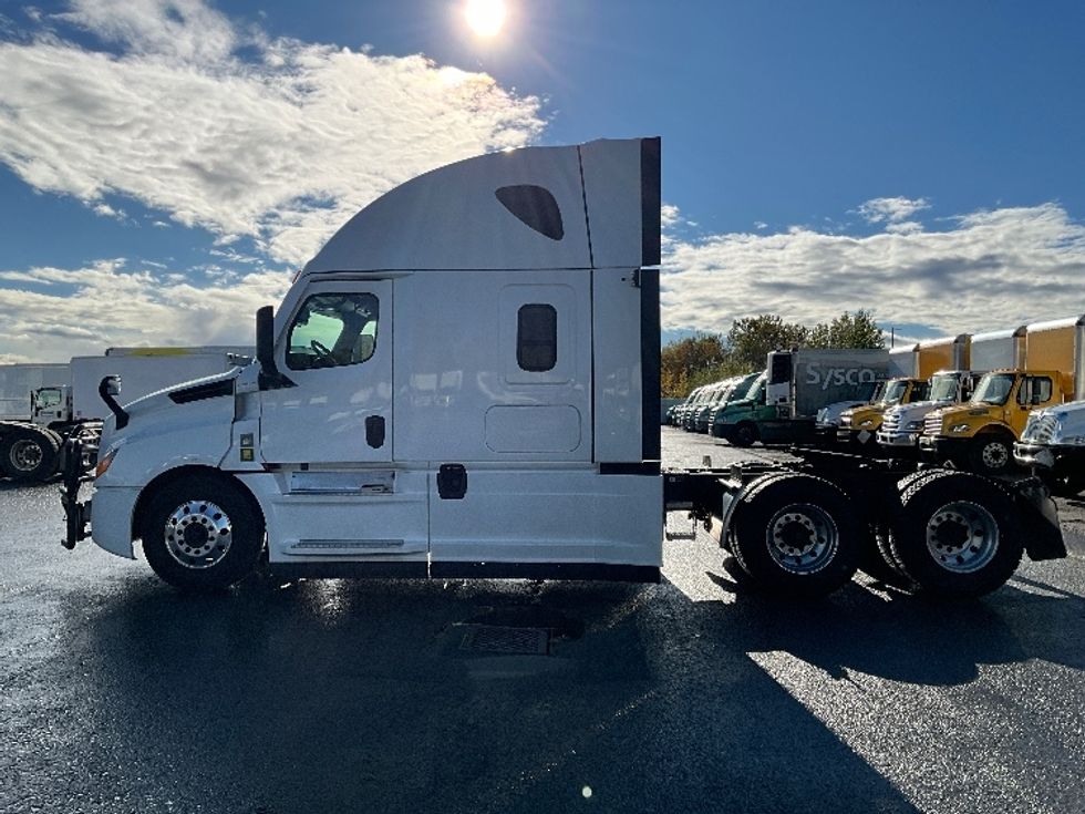 Sleeper Tractor-Heavy Duty Tractors-Freightliner-2021-T12664ST-Ottawa-ON-881,973\n\t\tkm-$ 83,750 - Image 4