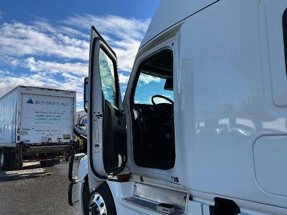 Sleeper Tractor-Heavy Duty Tractors-Freightliner-2021-T12664ST-Ottawa-ON-881,973\n\t\tkm-$ 83,750 - Image 9