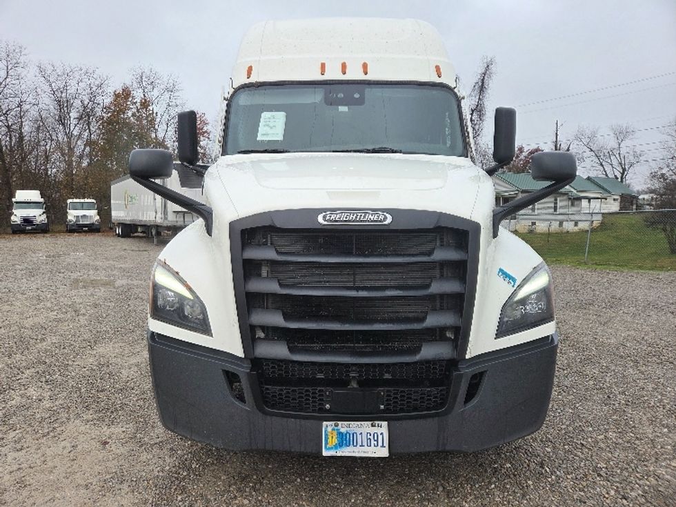 Sleeper Tractor-Heavy Duty Tractors-Freightliner-2021-T12664ST-Parkersburg-WV-506,864\n\t\tmiles-$ 61,500 - Image 1