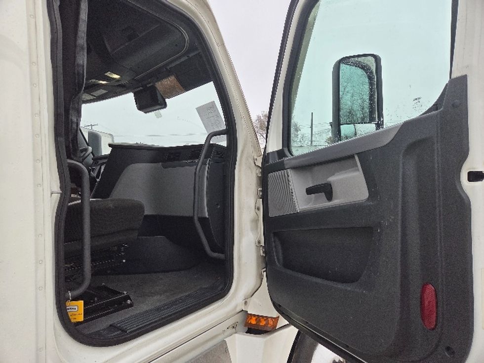 Sleeper Tractor-Heavy Duty Tractors-Freightliner-2021-T12664ST-Parkersburg-WV-506,864\n\t\tmiles-$ 61,500 - Image 10