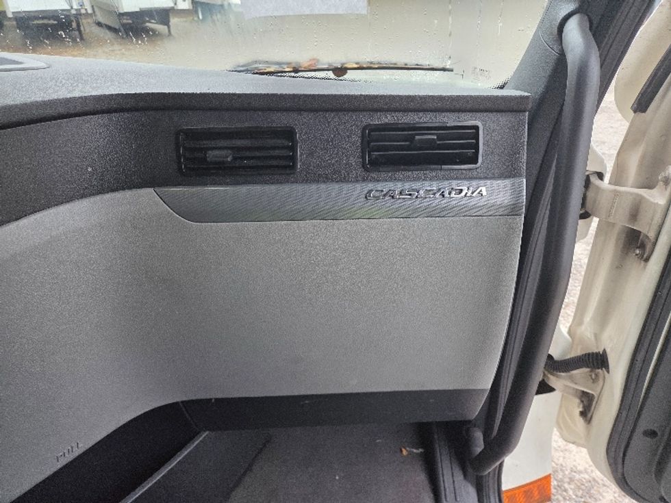 Sleeper Tractor-Heavy Duty Tractors-Freightliner-2021-T12664ST-Parkersburg-WV-506,864\n\t\tmiles-$ 61,500 - Image 11