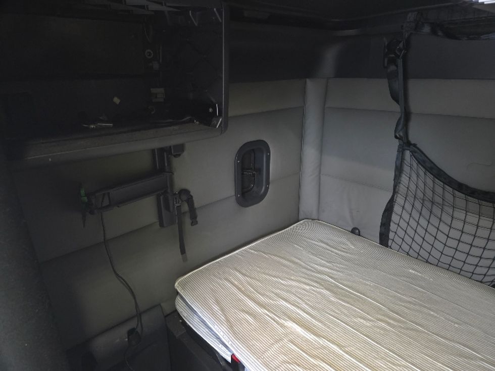 Sleeper Tractor-Heavy Duty Tractors-Freightliner-2021-T12664ST-Parkersburg-WV-506,864\n\t\tmiles-$ 61,500 - Image 12