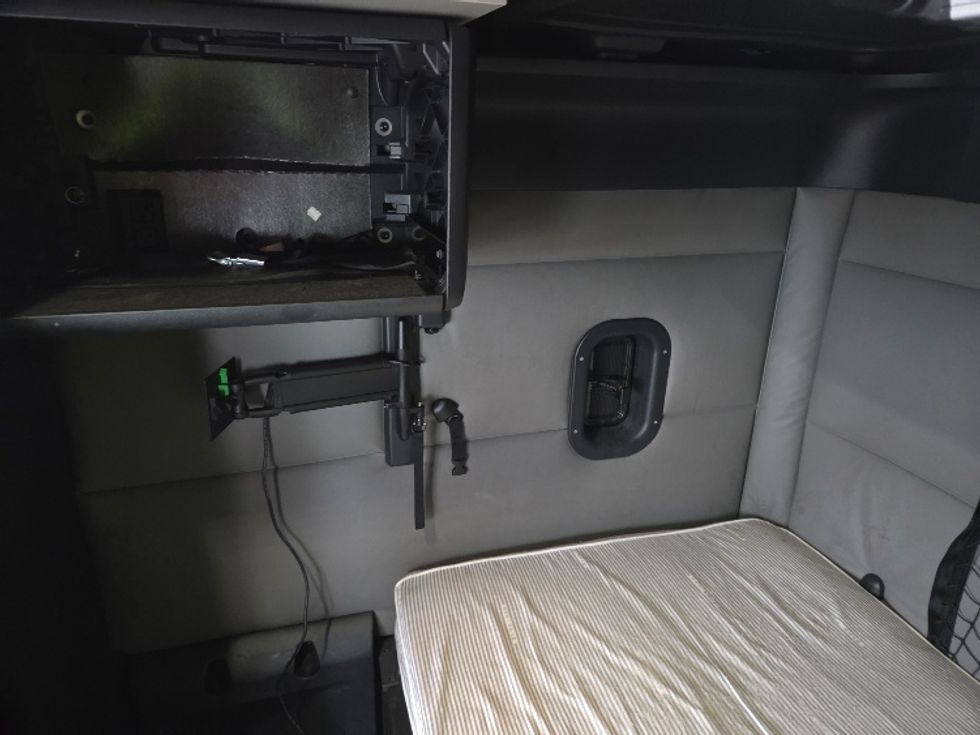 Sleeper Tractor-Heavy Duty Tractors-Freightliner-2021-T12664ST-Parkersburg-WV-506,864\n\t\tmiles-$ 61,500 - Image 13