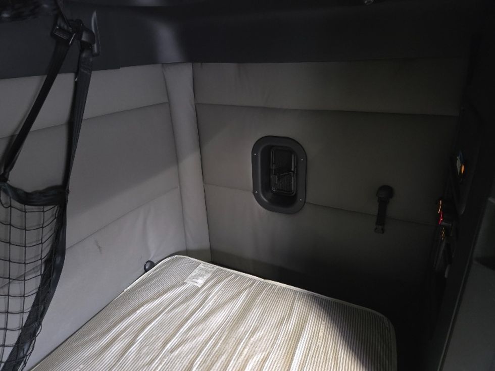 Sleeper Tractor-Heavy Duty Tractors-Freightliner-2021-T12664ST-Parkersburg-WV-506,864\n\t\tmiles-$ 61,500 - Image 14