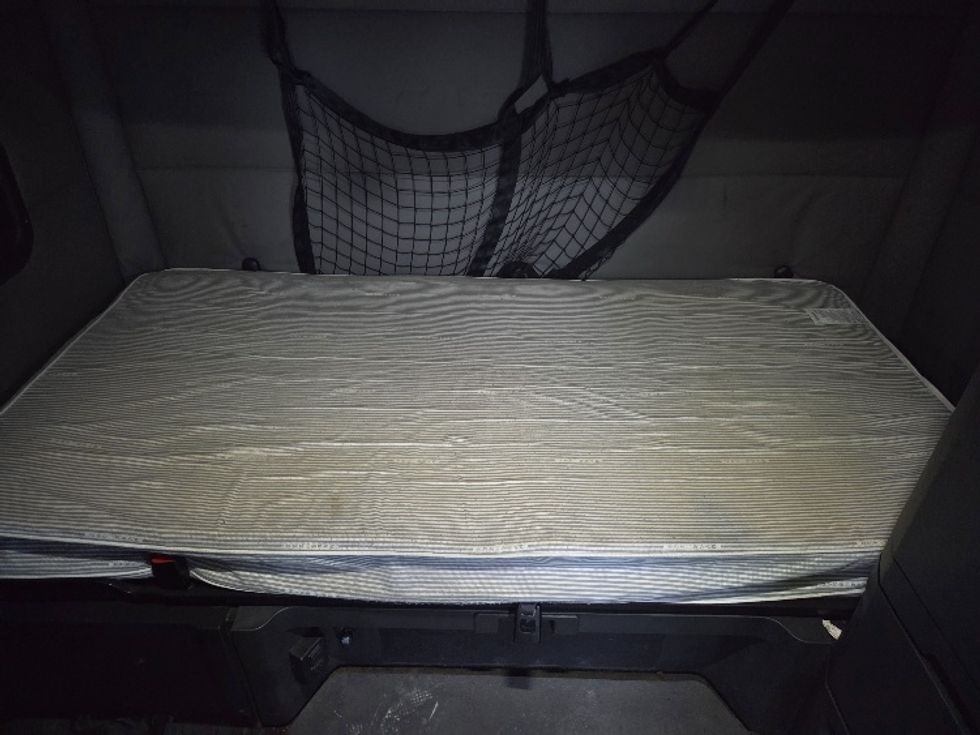 Sleeper Tractor-Heavy Duty Tractors-Freightliner-2021-T12664ST-Parkersburg-WV-506,864\n\t\tmiles-$ 61,500 - Image 17