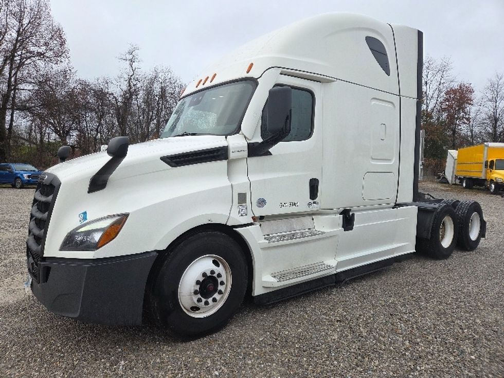 Sleeper Tractor-Heavy Duty Tractors-Freightliner-2021-T12664ST-Parkersburg-WV-506,864\n\t\tmiles-$ 61,500 - Image 2