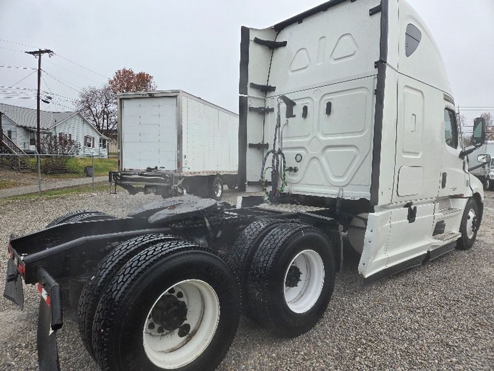 Sleeper Tractor-Heavy Duty Tractors-Freightliner-2021-T12664ST-Parkersburg-WV-506,864\n\t\tmiles-$ 61,500 - Image 5