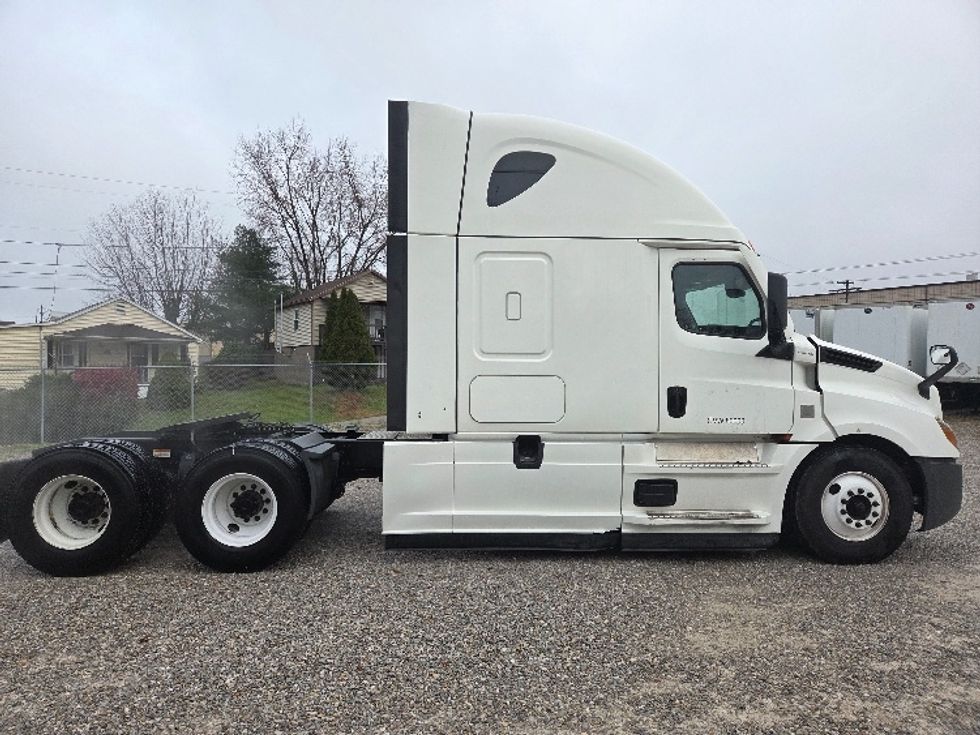 Sleeper Tractor-Heavy Duty Tractors-Freightliner-2021-T12664ST-Parkersburg-WV-506,864\n\t\tmiles-$ 61,500 - Image 6