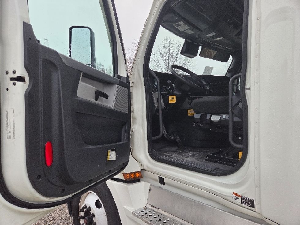 Sleeper Tractor-Heavy Duty Tractors-Freightliner-2021-T12664ST-Parkersburg-WV-506,864\n\t\tmiles-$ 61,500 - Image 7