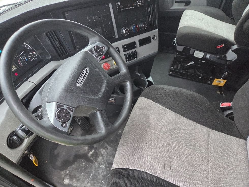 Sleeper Tractor-Heavy Duty Tractors-Freightliner-2021-T12664ST-Parkersburg-WV-506,864\n\t\tmiles-$ 61,500 - Image 8