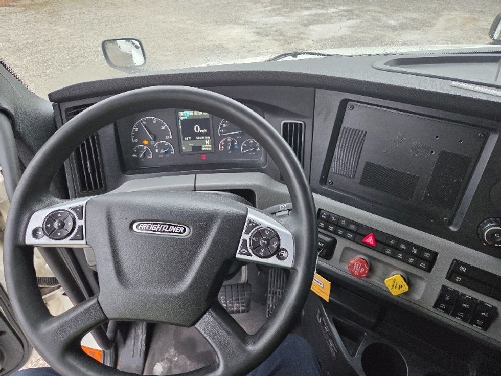 Sleeper Tractor-Heavy Duty Tractors-Freightliner-2021-T12664ST-Parkersburg-WV-506,864\n\t\tmiles-$ 61,500 - Image 9