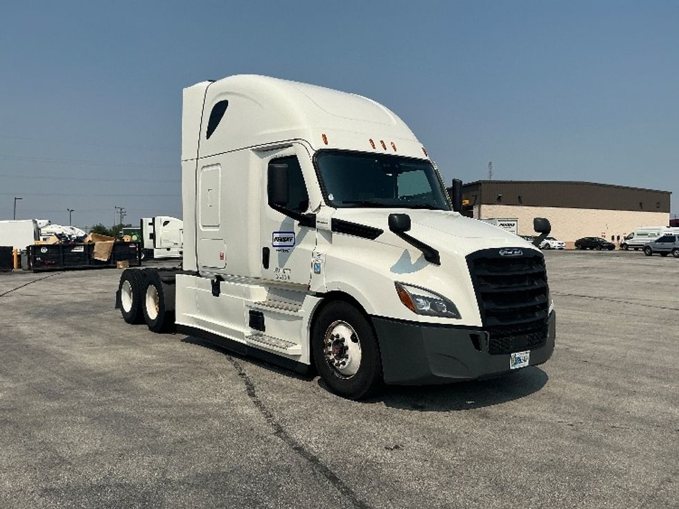 Sleeper Tractor-Heavy Duty Tractors-Freightliner-2021-T12664ST-Parsippany-NJ-474,381\n\t\tmiles-$ 65,250 - Image 1