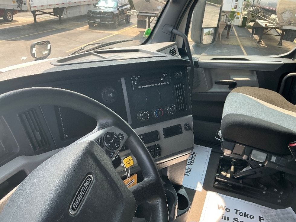 Sleeper Tractor-Heavy Duty Tractors-Freightliner-2021-T12664ST-Parsippany-NJ-474,381\n\t\tmiles-$ 65,250 - Image 10