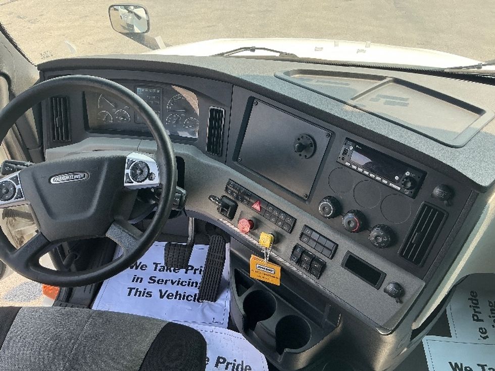 Sleeper Tractor-Heavy Duty Tractors-Freightliner-2021-T12664ST-Parsippany-NJ-474,381\n\t\tmiles-$ 65,250 - Image 12