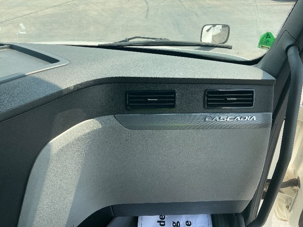 Sleeper Tractor-Heavy Duty Tractors-Freightliner-2021-T12664ST-Parsippany-NJ-474,381\n\t\tmiles-$ 65,250 - Image 14