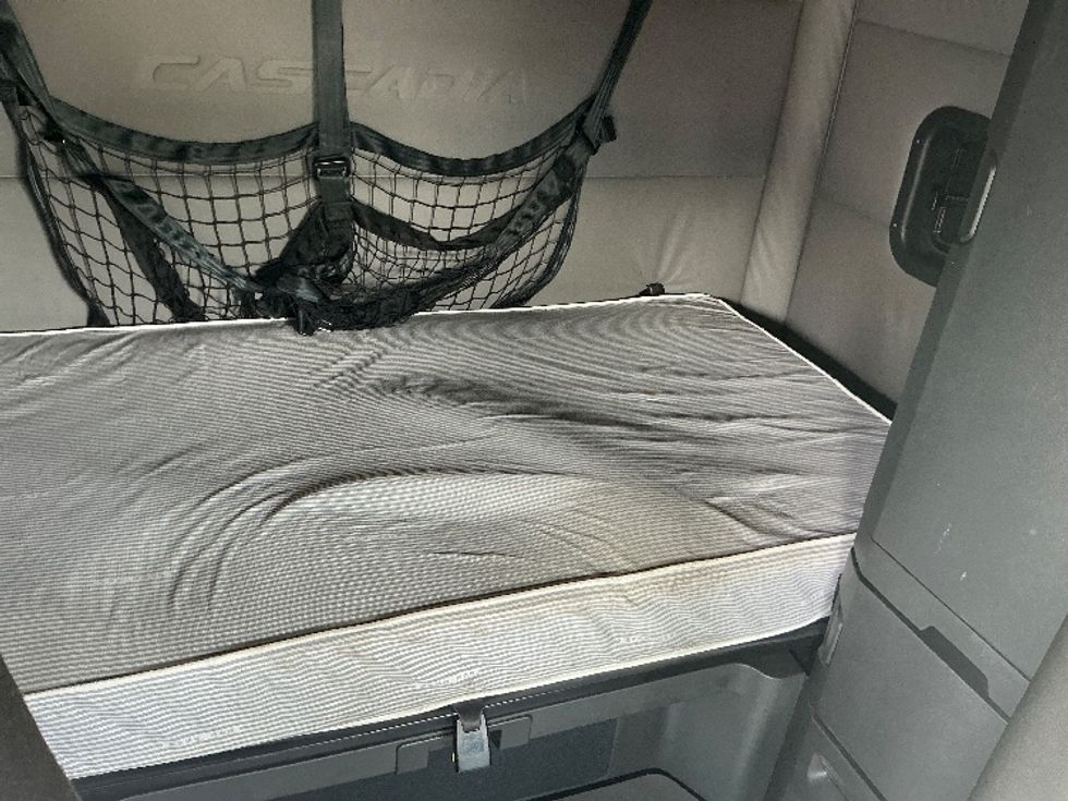 Sleeper Tractor-Heavy Duty Tractors-Freightliner-2021-T12664ST-Parsippany-NJ-474,381\n\t\tmiles-$ 65,250 - Image 17