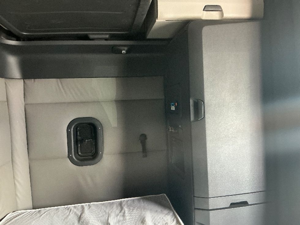 Sleeper Tractor-Heavy Duty Tractors-Freightliner-2021-T12664ST-Parsippany-NJ-474,381\n\t\tmiles-$ 65,250 - Image 18