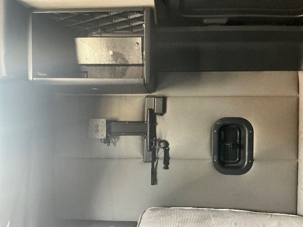 Sleeper Tractor-Heavy Duty Tractors-Freightliner-2021-T12664ST-Parsippany-NJ-474,381\n\t\tmiles-$ 65,250 - Image 19