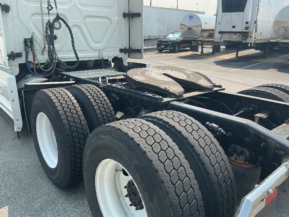 Sleeper Tractor-Heavy Duty Tractors-Freightliner-2021-T12664ST-Parsippany-NJ-474,381\n\t\tmiles-$ 65,250 - Image 23