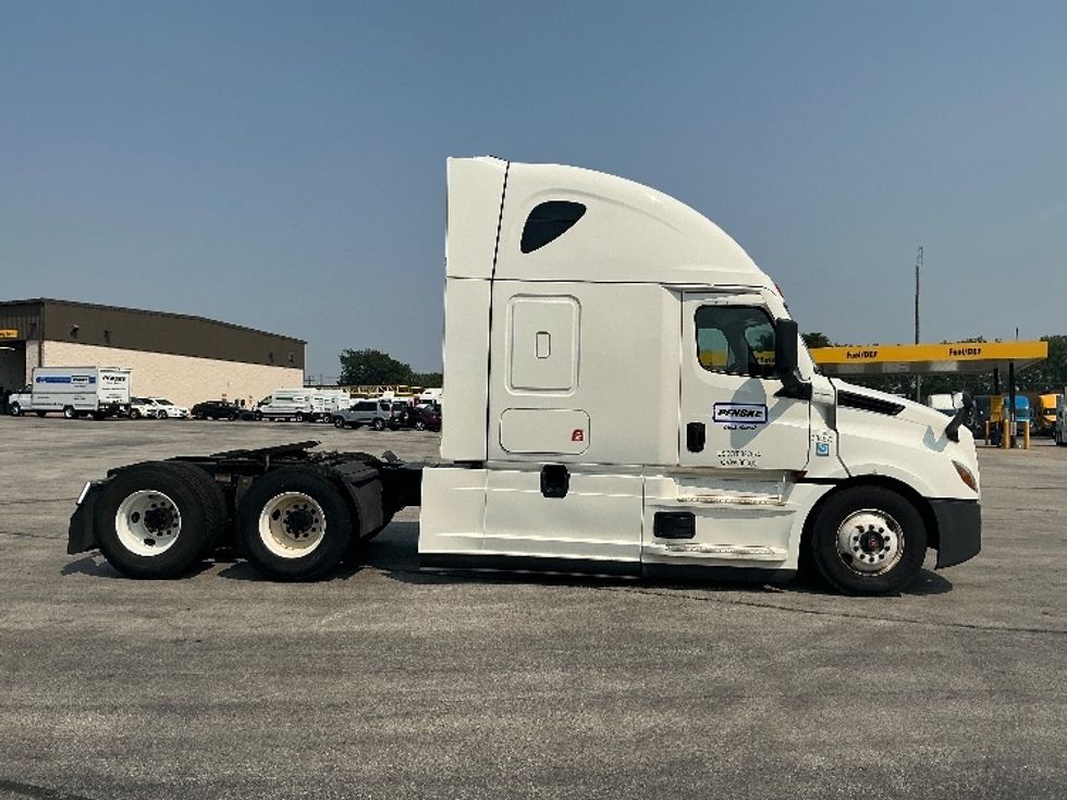 Sleeper Tractor-Heavy Duty Tractors-Freightliner-2021-T12664ST-Parsippany-NJ-474,381\n\t\tmiles-$ 65,250 - Image 8