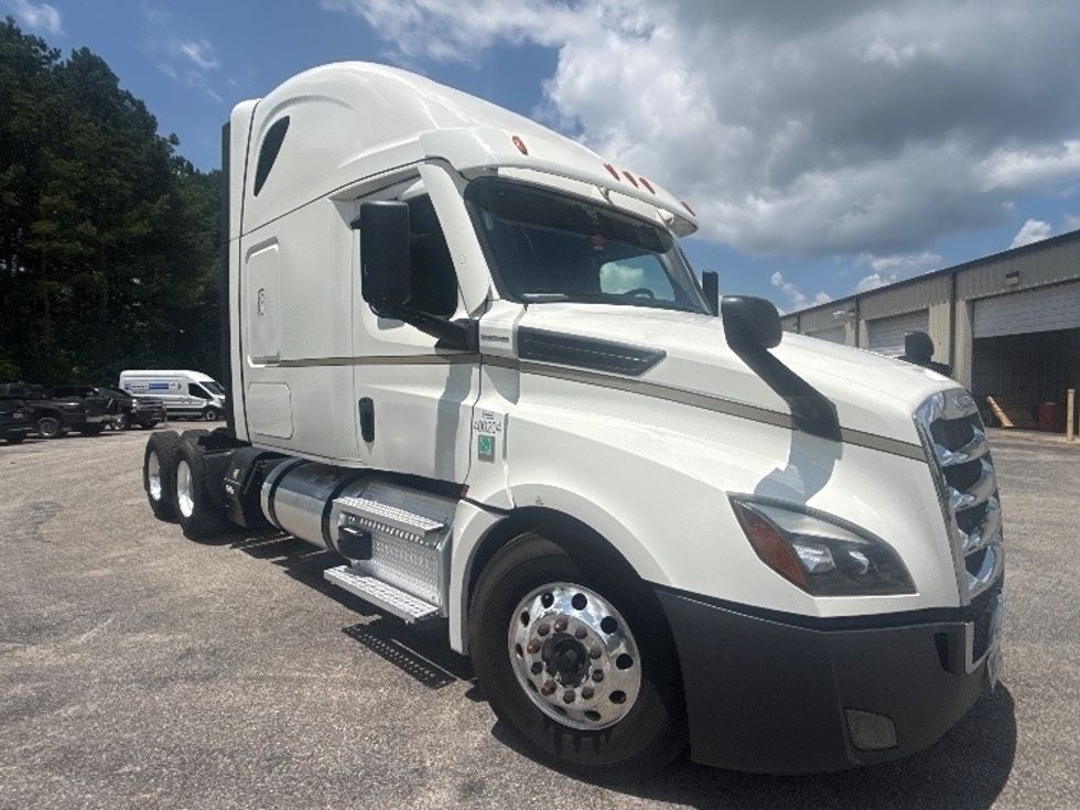 Sleeper Tractor-Heavy Duty Tractors-Freightliner-2021-T12664ST-Pell City-AL-387,358\n\t\tmiles-$ 82,250 - Image 1