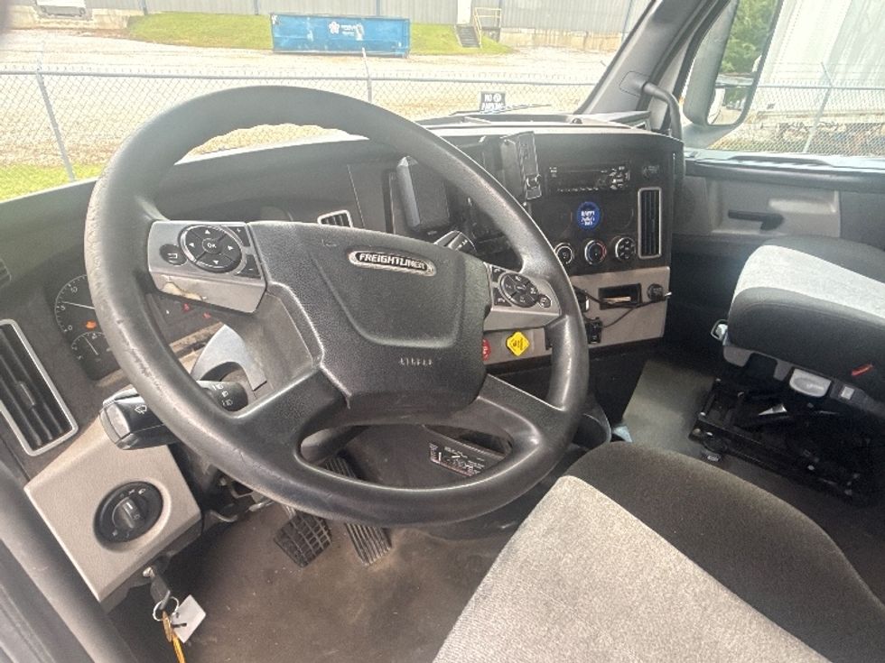 Sleeper Tractor-Heavy Duty Tractors-Freightliner-2021-T12664ST-Pell City-AL-387,358\n\t\tmiles-$ 82,250 - Image 10