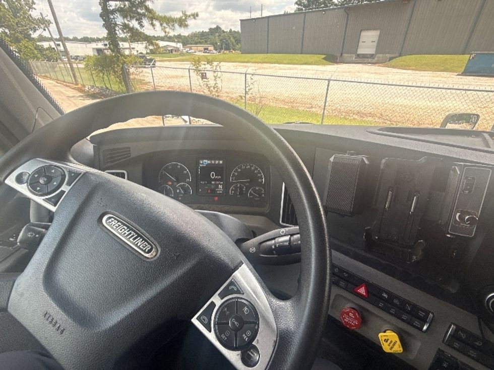 Sleeper Tractor-Heavy Duty Tractors-Freightliner-2021-T12664ST-Pell City-AL-387,358\n\t\tmiles-$ 82,250 - Image 11