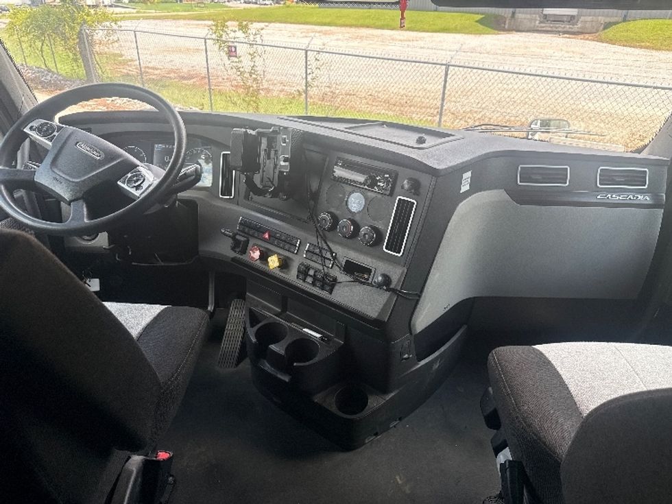 Sleeper Tractor-Heavy Duty Tractors-Freightliner-2021-T12664ST-Pell City-AL-387,358\n\t\tmiles-$ 82,250 - Image 12