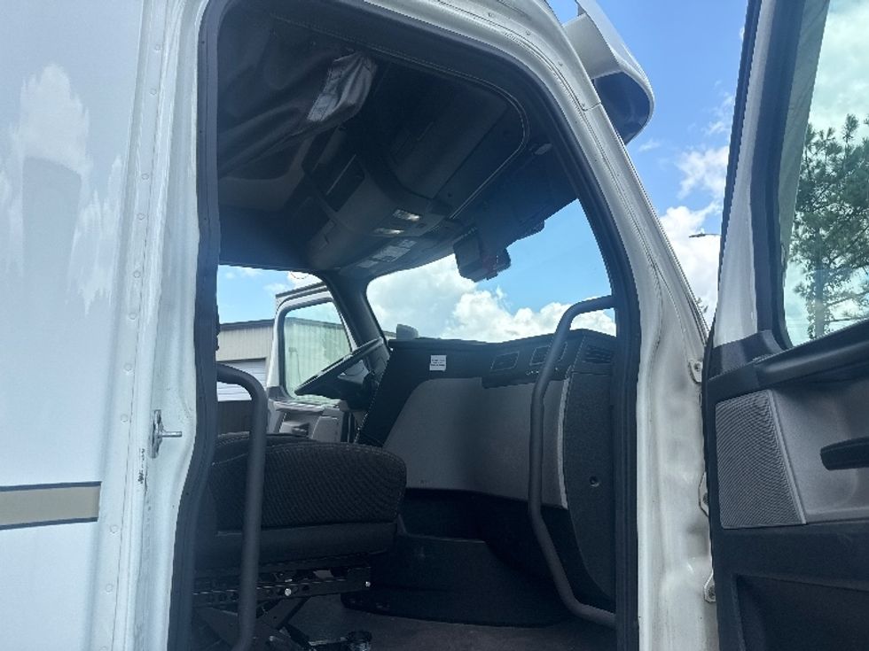 Sleeper Tractor-Heavy Duty Tractors-Freightliner-2021-T12664ST-Pell City-AL-387,358\n\t\tmiles-$ 82,250 - Image 13