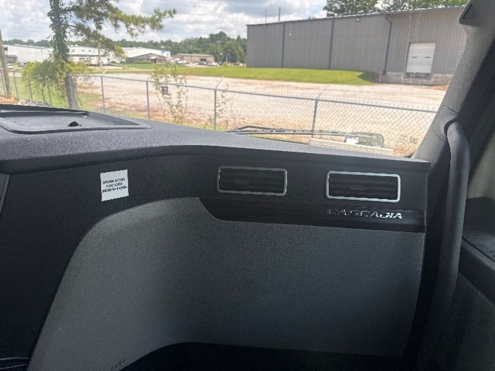 Sleeper Tractor-Heavy Duty Tractors-Freightliner-2021-T12664ST-Pell City-AL-387,358\n\t\tmiles-$ 82,250 - Image 14