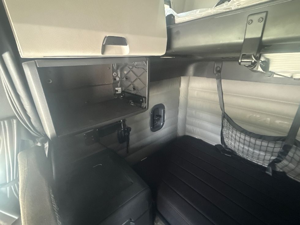 Sleeper Tractor-Heavy Duty Tractors-Freightliner-2021-T12664ST-Pell City-AL-387,358\n\t\tmiles-$ 82,250 - Image 19
