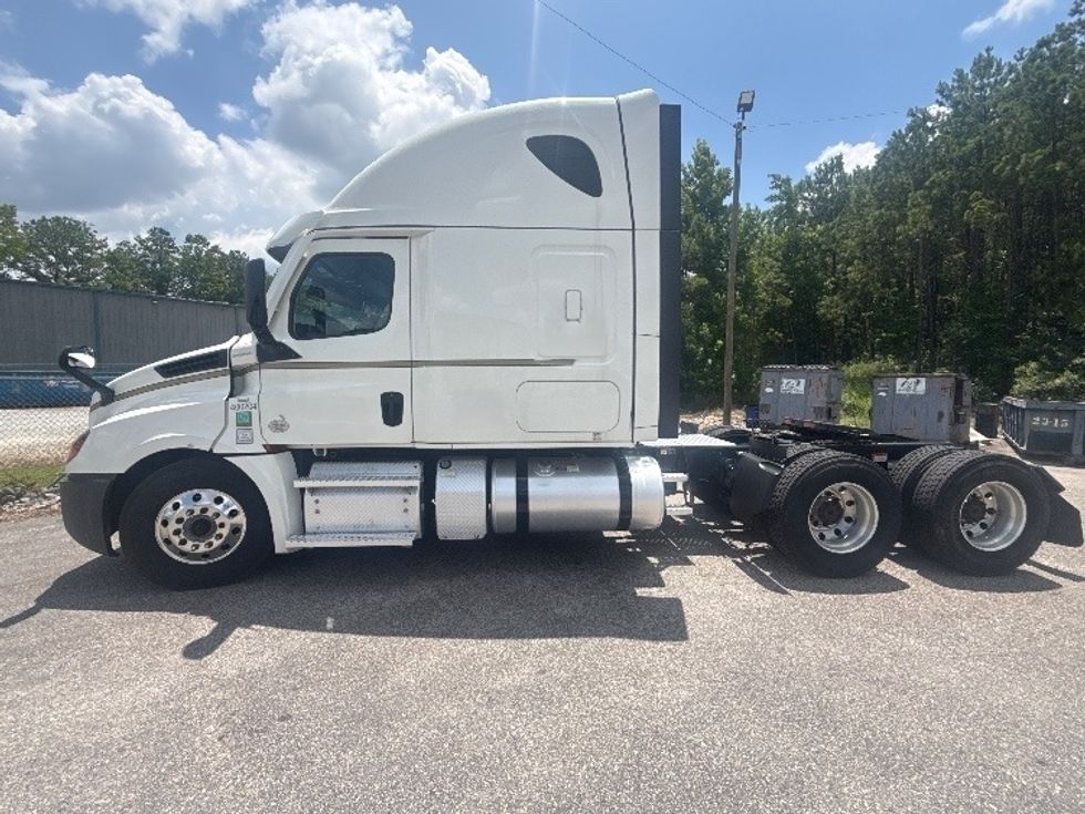Sleeper Tractor-Heavy Duty Tractors-Freightliner-2021-T12664ST-Pell City-AL-387,358\n\t\tmiles-$ 82,250 - Image 4