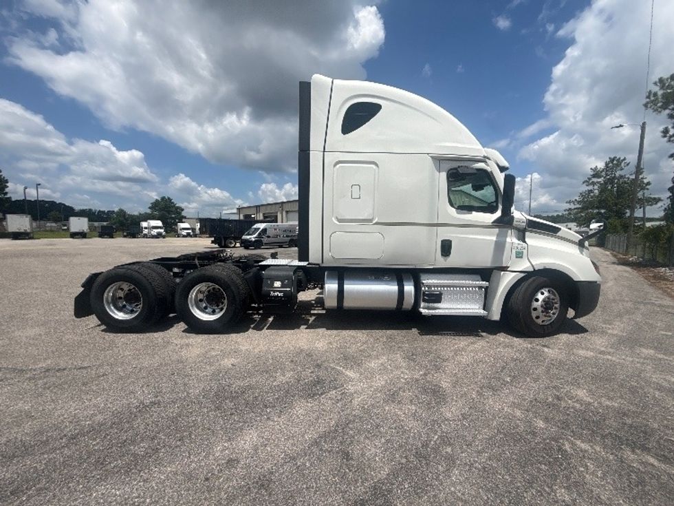 Sleeper Tractor-Heavy Duty Tractors-Freightliner-2021-T12664ST-Pell City-AL-387,358\n\t\tmiles-$ 82,250 - Image 8