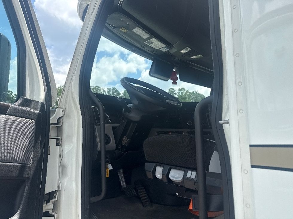 Sleeper Tractor-Heavy Duty Tractors-Freightliner-2021-T12664ST-Pell City-AL-387,358\n\t\tmiles-$ 82,250 - Image 9