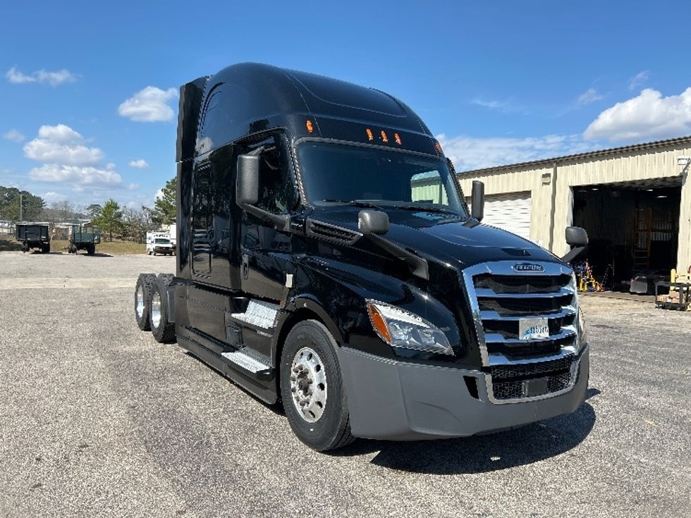 Sleeper Tractor-Heavy Duty Tractors-Freightliner-2021-T12664ST-Pell City-AL-553,805\n\t\tmiles-$ 57,250 - Image 1