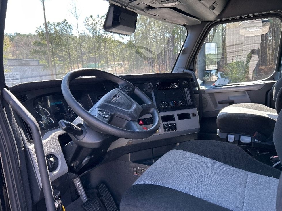Sleeper Tractor-Heavy Duty Tractors-Freightliner-2021-T12664ST-Pell City-AL-553,805\n\t\tmiles-$ 57,250 - Image 10