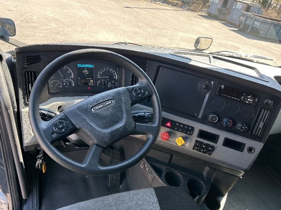 Sleeper Tractor-Heavy Duty Tractors-Freightliner-2021-T12664ST-Pell City-AL-553,805\n\t\tmiles-$ 57,250 - Image 11
