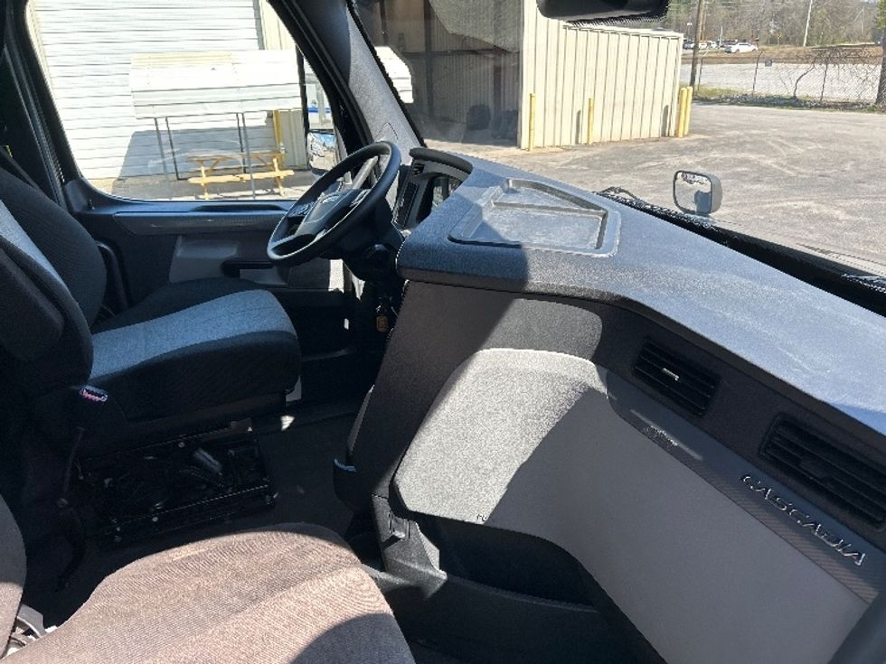 Sleeper Tractor-Heavy Duty Tractors-Freightliner-2021-T12664ST-Pell City-AL-553,805\n\t\tmiles-$ 57,250 - Image 15