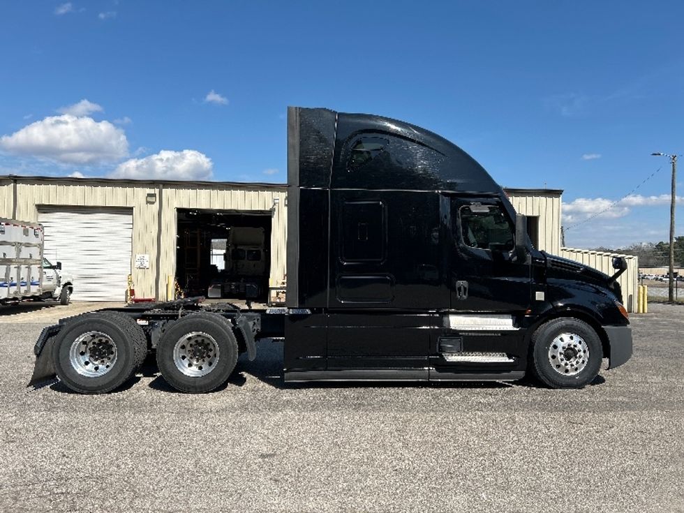 Sleeper Tractor-Heavy Duty Tractors-Freightliner-2021-T12664ST-Pell City-AL-553,805\n\t\tmiles-$ 57,250 - Image 8