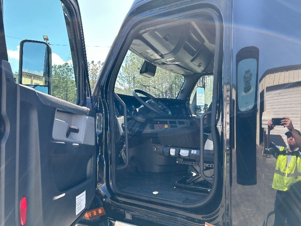 Sleeper Tractor-Heavy Duty Tractors-Freightliner-2021-T12664ST-Pell City-AL-553,805\n\t\tmiles-$ 57,250 - Image 9