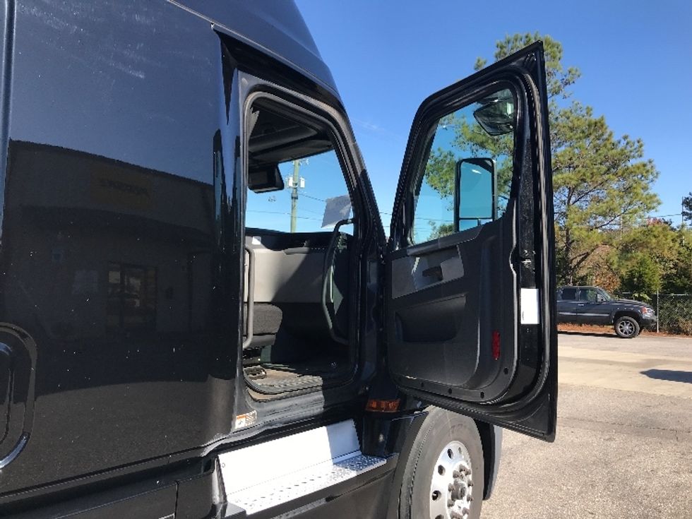 Sleeper Tractor-Heavy Duty Tractors-Freightliner-2021-T12664ST-Pell City-AL-628,267\n\t\tmiles-$ 54,250 - Image 13