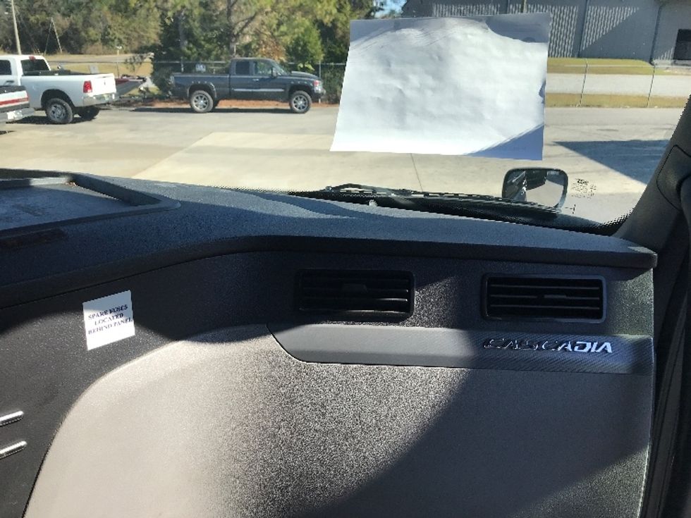 Sleeper Tractor-Heavy Duty Tractors-Freightliner-2021-T12664ST-Pell City-AL-628,267\n\t\tmiles-$ 54,250 - Image 14